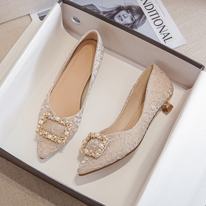 アイボリーテクスチャードサテンポインテッドトゥキトゥンヒール - Slingback Pumps Women のレビューと価格